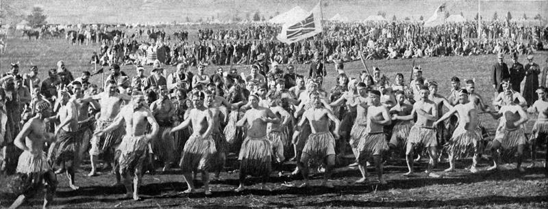 Maoru vīrieši dejo haku Kornvolas hercoga, topošā Lielbritānijas karaļa Džordža V (George V) priekšā Roturuā, Jaunzēlandē Impērijas tūres laikā 1901. gada rudenī.