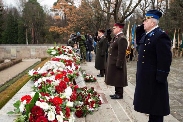 Ziedu nolikšana Rīgas Brāļu kapos pie Mūžīgās uguns, ar klusuma brīdi godinot Latvijas karavīrus, kuri atdevuši savas dzīvības par Latvijas brīvību un neatkarību. 11.11.2018.