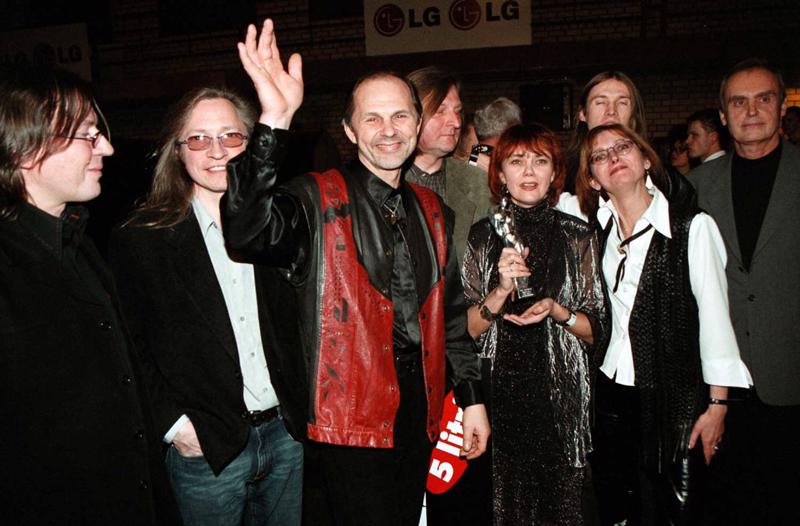 Rokgrupa "Menuets" ar balvu par mūža ieguldījumu mūzikā LNT Mūzikas video sezonas noslēguma pasākumā Skonto hallē. Rīga, 11.12.2003.