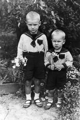 Ojārs Vācietis (no kreisās) ar savu brāli Imantu bērnībā Trapenē. 1938. gads.