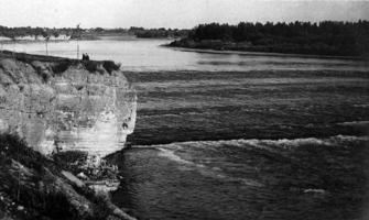 Skats uz Priedulāju krācēm Daugavā un dolomīta klintīm upes labajā krastā. Pļaviņas, 20. gs. 30. gadi.