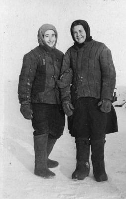 Alma Puriņa (no kreisās) kopā ar draudzeni ceļā uz meža darbiem taigā vai gaterī nometinājuma vietā Amūras apgabala Tigdas rajona 265. kilometrā. Ap 1954.–1955. gadu.