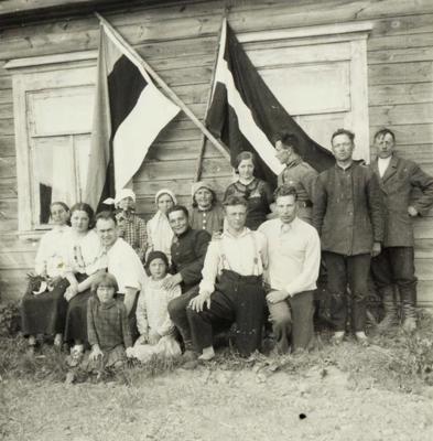 Pauloprīts Volaine (Paulopriit Voolaine) (priekšā labajā pusē baltā kreklā) ar Ludzas igauņiem Grečos, Nirzas pagastā, 1936. gads.