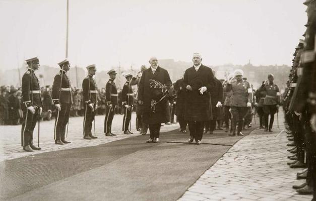 Somijas prezidents Lauri Relanders sagaida Latvijas Valsts prezidentu Jāni Čaksti valsts vizītē Somijā. Helsinki, 15.05.1926.