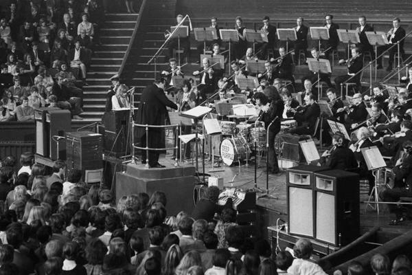 Deep Purple un Karaliskais filharmonijas orķestris diriģenta Melkolma Arnolda vadībā Džona Lorda Concerto for Group and Orchestra mēģinājumā Karaliskajā Albertholā. Londona, 1969. gads.