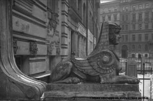 Dekoratīva apaļskulptūra ar sfinksas atveidu pie nama Alberta ielā 2a, Rīgā. 1939. gads.