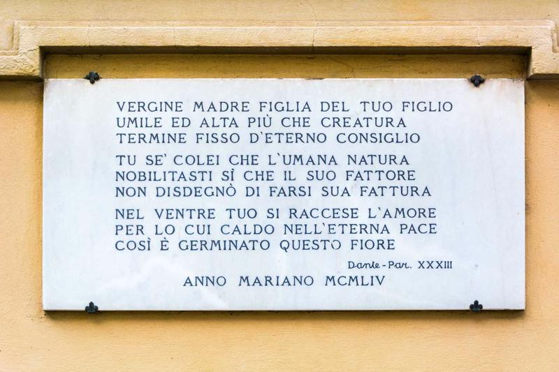 Plāksne uz sienas Florencē ar citātiem itāļu valodā no Dantes Aligjēri “Dievišķās komēdijas”. Itālija, 12.05.2019.