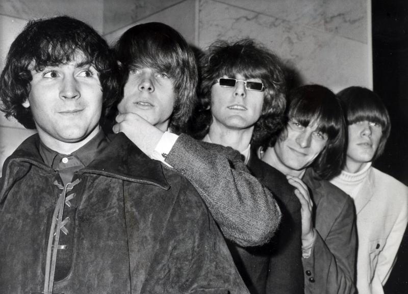 The Byrds. 08.1965. No kreisās: Deivids Krosbijs, Kriss Hilmens, Džims Makvīns, Džīns Klārks un Maikls Klārks.