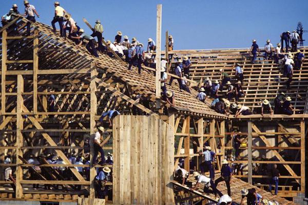 Amišu vīrieši būvē ēkas jumtu. Pensilvānija, ASV, 20. gs. 80. gadi.