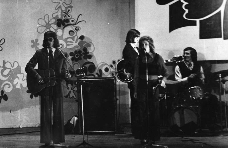 Rokgrupa "Līvi" uzstājas festivālā "Jaunības Balss-74", 1974. gads. No kreisās priekšplānā: Juris Pavītols, Ingrīda Pavītola, aizmugurē: Aivars Hermanis, Leons Brēdiķis.