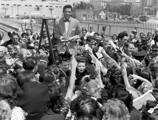 Frenks Sinatra sniedz autogrāfus dzelzceļa stacijā Losandželosā. ASV, 1943. gads.