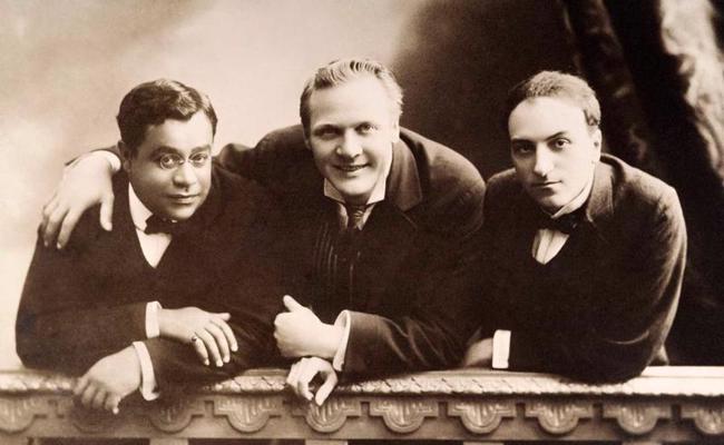 No kreisās: Nikolajs Avierino (Николай Авиерино) – pirmais profesionālais altists Krievijā, Fjodors Šaļapins un pianists Fjodors Kēnemans (Фёдор Фёдорович Кёнеман). Maskava, ap 1911. gadu. 