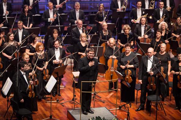 Latvijas Nacionālais simfoniskais orķestris un tā mākslinieciskais vadītājs Andris Poga. Lielā ģilde, 2015. gads.