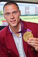 Māris Štrombergs ar Londonas olimpiskajās spēlēs izcīnīto zelta medaļu. 2012. gads.