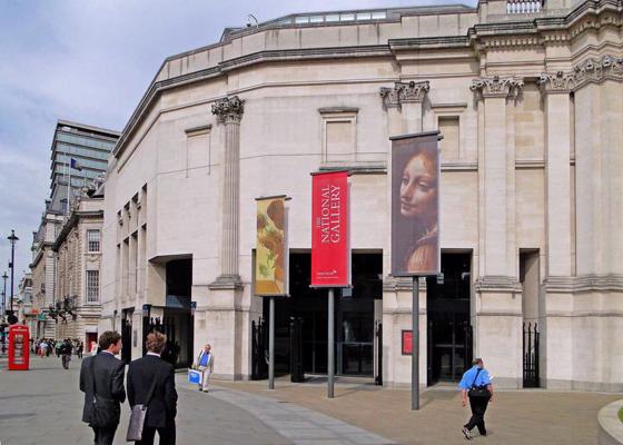Roberta Venturi un Denīzes Skotas Braunas projektētā Londonas Nacionālās galerijas (National Gallery) ēkas piebūve – Seinsberija spārns (Sainsbury Wing, 1985–1992). 2009. gads.