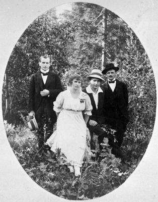 No kreisās: Jānis Zālīts, dziedātāja Annija Vītola (no 1912. gada komponista Jāzepa Vītola dzīvesbiedre), dziedātājs Pauls Sakss un topošais kordiriģents Teodors Reiters Severskā. Krievija, 1915. gads.
