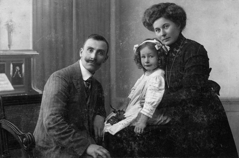 Johansonu ģimenes portrets – Roberts Johansons, meita Valija Johansone un sieva Late Johansone. 1909. gads.