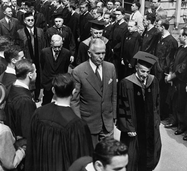 Džordžs Māršals nākamajā dienā pēc Maršala plāna izklāsta Hārvarda Universitātē, saņemot Goda titulu. Kembridža, ASV, 06.06.1947.