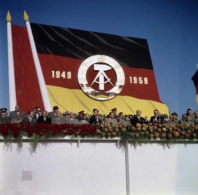 Vācijas Demokrātiskās Republikas dibināšanas 10. gadadiena. Tribīnēs pie mikrofoniem Valters Ulbrihs. 1959. gads.