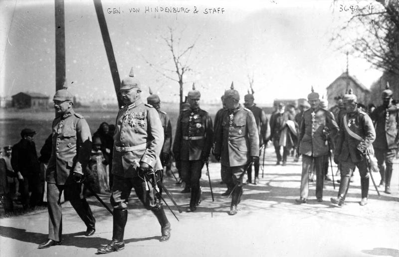Vācu ģenerālfeldmaršals Pauls fon Hindenburgs ar štāba virsniekiem, 1910. gads.