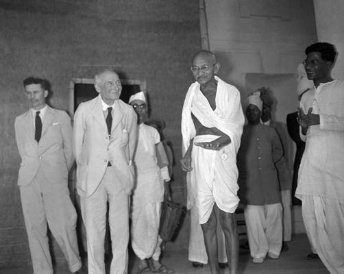 Mahatma Gandijs (priekšplānā otrais no labās) pēc britu misijas konferences Indijas neatkarības jautājumā. Ņūdeli, Indija, 28.04.1946.