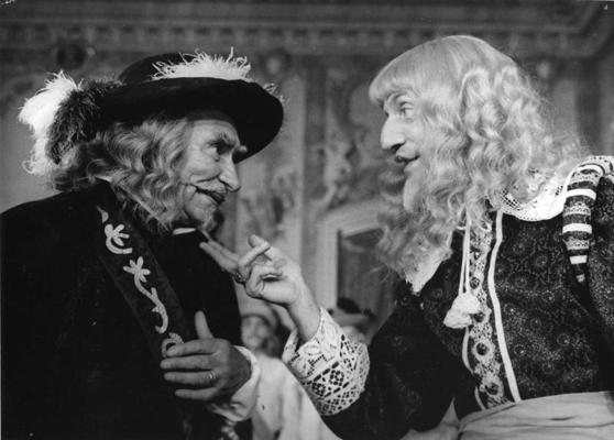 No kreisās: Ēvalds Valters (Eks) un Valentīns Skulme (ģenerālis Svensons) filmā "Vella kalpi Vella dzirnavās", 1972. gads.