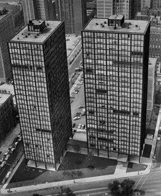 Ludviga Mīsa van der Roes projektētie Ezera krasta lielceļa apartamenti (Lake Shore Drive Apartments) Čikāgā. ASV, 20. gs. 50.–60. gadi.