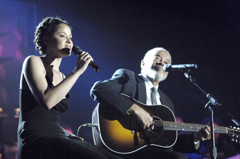 Kori Vizersa (Kori Withers) un Bils Vizerss uzstājas gadskārtējā dziesmu autoru slavas zāles uzņemšanas ceremonijā Ņujorkā. ASV, 09.06.2005.
