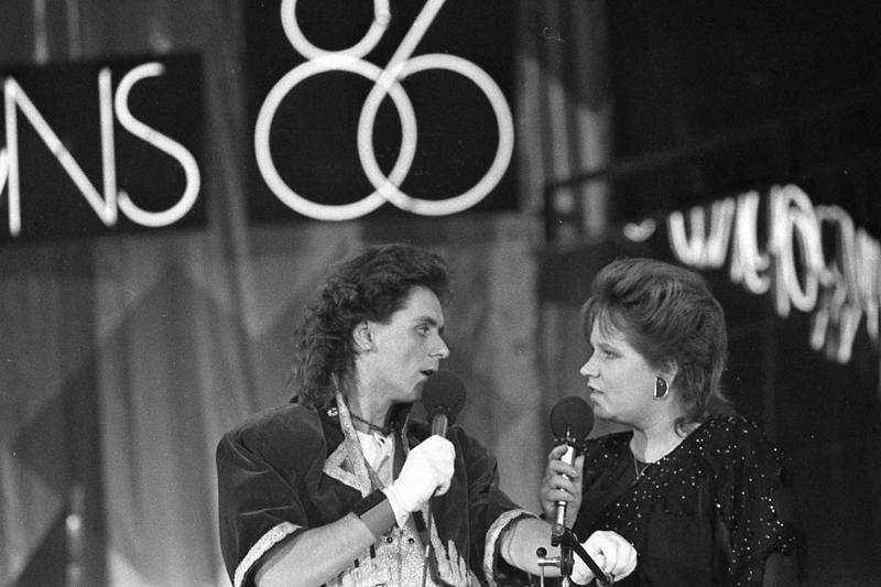 Mirdza Zīvere un Imants Vanzovičs izpilda Zigmara Liepiņa dziesmu "Dzejnieka karnevāls". Rīga, 1986. gads.
