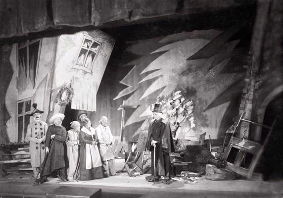 Aina no Augusta Strindberga lugas "Spēles ar uguni" (Leka med elden). Vācu teātra Kamerteātris, Berlīne, ap 1920. gadu.