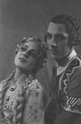 Helēna Tangijeva-Birzniece (Aina) un Harijs Plūcis (Sauldots) Jāņa Mediņa baletā "Mīlas uzvara". Latvijas Nacionālā opera, 1935. gads.