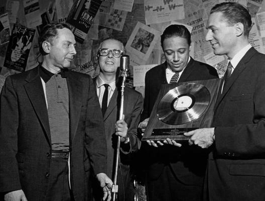 Pianists Horass Silvers (otrais no labās) saņem apbalvojumu no Blue Note Records, viņam līdzās (trešais no labās) – Alfrēds Laiens. 28.10.1959.