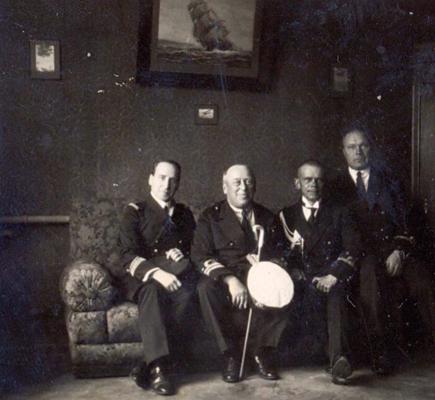 Kara flotes virsnieki. 1925. vai 1926. gads. Otrais no kreisās – jūras kapteinis Arhibalds fon Keizerlings.