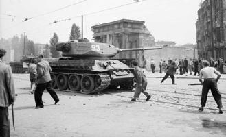 Austrumberlīnieši pret PSRS bruņoto spēku tankiem tautas sacelšanās laikā, kas tika apspiesta. Berlīne, Austrumvācija, 17.06.1953.
