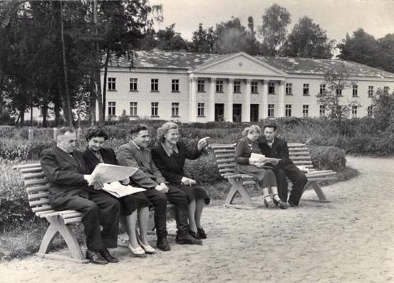 Sanatorijas "Baldone" apmeklētāji. Ap 1950. gadu.
