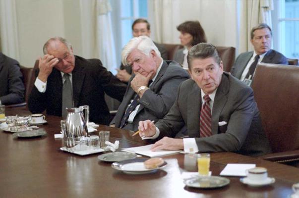 Prezidenta Ronalda Reigana tikšanās ar Kongresu, Tipu O'Nīlu (Tip O'Neill) un Robertu Mišelu (Robert Michel) par ASV iebrukumu Grenādā. 1983. gads.