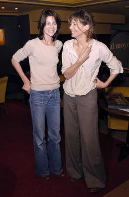 Džeina Birkina ar meitu Šarloti Gensbūru Parīzē. Francija, 09.09.2003.
