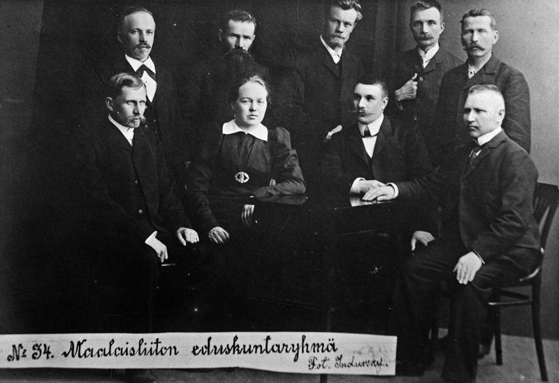Agrāriešu savienības pārstāvji. Helsinki, Somija, 1907. gads. Pirmajā rindā no kreisās: Kiesti Kallio, Hilma Resenena (Hilma Räsänen), Oto Karhi (Otto Karhi), Augusts Rātikainens (August Raatikainen). Otrajā rindā no kreisās: Heiki Kīskinens (Heikki Kiiskinen), Juho Heikinens (Juho Heikkinen), Juhans Lepele (Juhan Leppälä), Kalle Kustā Pikele (Kalle Kustaa Pykälä), Lauri Tūnanens (Lauri Tuunanen).