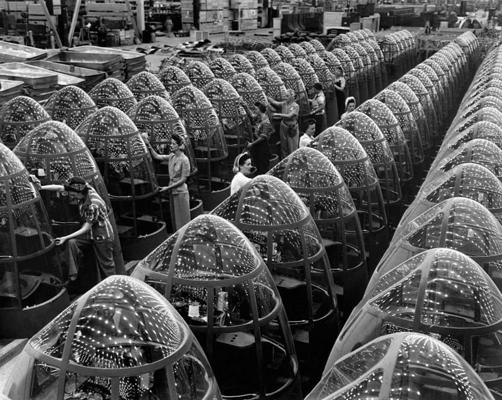 Strādnieces pārbauda jauno A-20 uzbrukuma bumbvedēju detaļas Douglas Aircraft ražotnē. Longbīča, ASV, 1942. gads.
