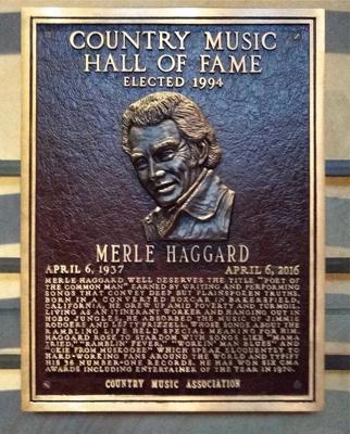 Merla Hegarda goda plāksne Kantrīmūzikas slavas zāles un muzeja ekspozīcijā Našvilā, Tenesī pavalstī, ASV, 11.2018.