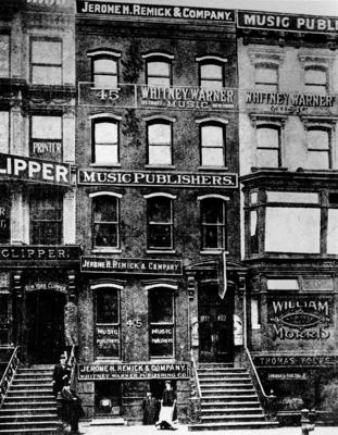 Skārda pannu aleja ar mūzikas izdevēju birojiem un veikaliem. Ņujorka, ap 1905. gadu.