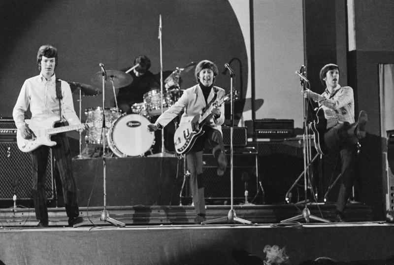 Grupa Spencer Davis Group šovā Daily Express Record Star Show. No kreisās: Stīvs Vinvuds, Pīts Jorks, Spensers Deivids un Mafs Vinvuds. Lielbritānija, 03.04.1966.
