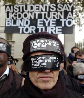 Amnesty International organizēta demonstrācija pret cilvēku spīdzināšanu. Dauningstrīta, Londona. 27.11.2005.