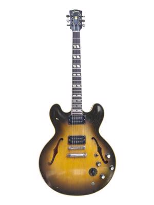 Elektriskā ģitāra Gibson ES 335 (1958) ar pusdobu korpusu un divspoles skaņu noņēmējiem.