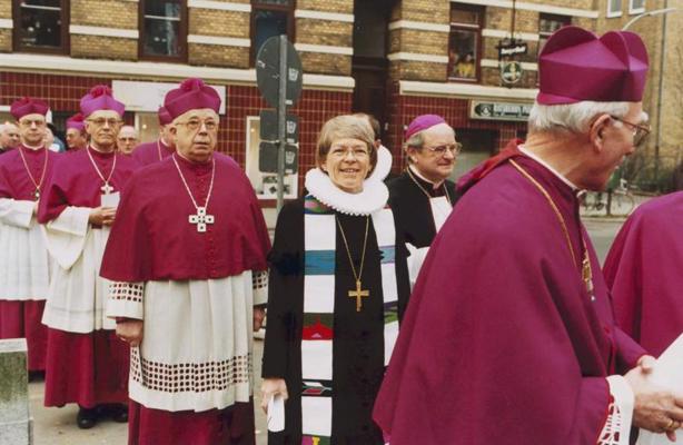 Hamburgas Ziemeļelbas evaņģēliski luteriskās baznīcas bīskape Marija Jepsena kopā ar ar katoļu garīdzniekiem. Vācija, 07.01.1995.