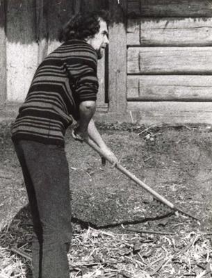 Filmas "Pūt, vējiņi!" komponists Imants Kalniņš filmas uzņemšanas laukumā, 1973. gads.