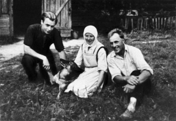Ojārs Vācietis ar vecākiem Bertu un Oto. 1955. gads.