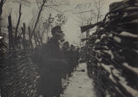 Gāzes uzbrukuma trauksme kājnieku ierakumos. Vācijas Dienvidu armija. Rohatinas pilsēta Galīcijā (tagadējā Ukraina). 1916. gads.