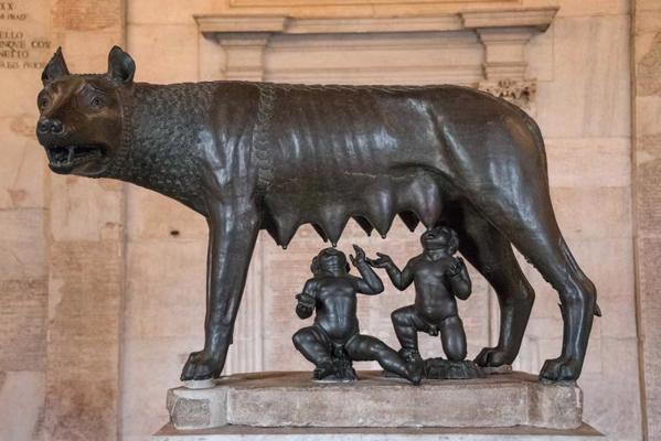 Bronzas skulptūra, kurā atveidota vilcene un dvīņi Romuls un Rems. Roma, Itālija, 2014. gads.