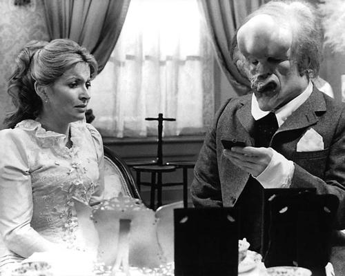 Aktieri Džons Hērts un Hanna Gordone (Hannah Gordon) filmā "Ziloņcilvēks", 1980. gads.
